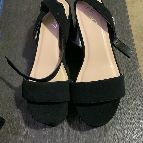 Beautiful,Black Y•not? Heels - Picture 4 of 5